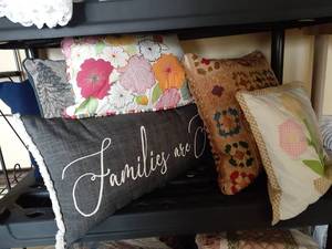 lot 3035 image: Decorative throw pillows