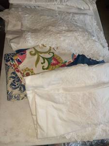 lot 3037 image: Round and oval table cloths and a few napkins