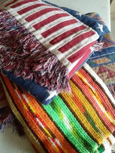 lot 3041 image: Throw blankets