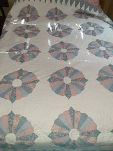 lot 3048 image: Queen sized quilt