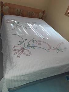 lot 3050 image: Fullqueen Chenille bedspread