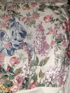 lot 3056 image: Full size Ralph Lauren bed skirt like new