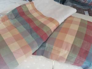 lot 3063 image: Queen sized bed skirt with matching pillow