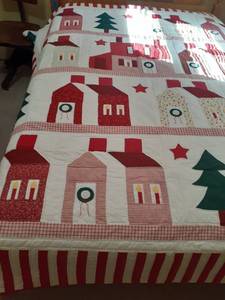 lot 3067 image: QueenKing Christmas quilt. with matching pillows