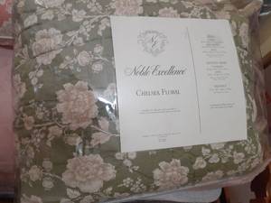 lot 3068 image: King sized Noble Excellence comforter and 3 throw pillows (new)