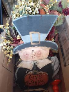 lot 3083 image: Home decor. Wreaths, pilgrim and more