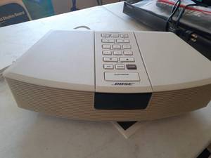 lot 3087 image: Bose wave radio