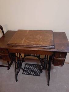 lot 3202 image: Vintage Singer sewing machine inside cabinet. Plus contents in drawers. Open 28.5 x 50 x 18. Closed 28.5 x 36 x 18