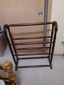 lot 3203 image: Quilt rack needs tightening. 33 x 28 x 12
