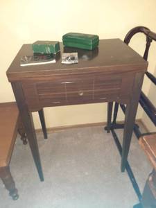 lot 3204 image: Singer sewing machine inside cabinet. Plus extra parts. Open 31 x 47 x 16.5. Closed 31 x 24 x 16.5
