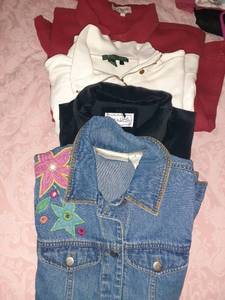 lot 3216 image: Ladies jackets. Size small, medium and XL. See pictures for brands