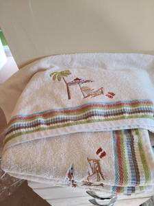 lot 3317 image: Four matching bath towels