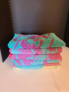 lot 3322 image: Five beach towels