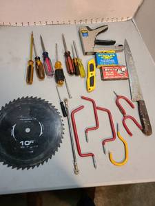 lot 4010 image: Staple gun, staples, hooks, saw blade, screwdrivers