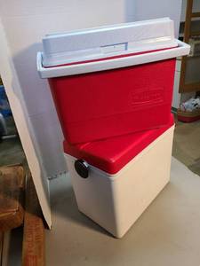 lot 4023 image: Two coolers, bottom one has handle broken off.