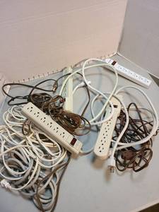 lot 4028 image: Extension cords and surge protectors