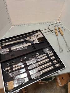 lot 4106 image: Outdoor grilling tools