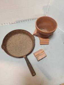 lot 4107 image: Griswold cast iron skillet #8, rusted and 4 terra cotta flower pot feet