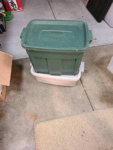 lot 4117 image: Two Rubbermaid Roughneck containers