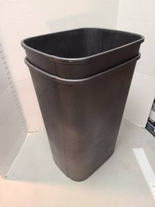 lot 4132 image: Two 13 gallon black trash containers