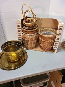lot 4201 image: Brass tray and flower pots, assorted baskets