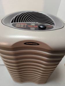 lot 4207 image: Vornado air purifier model AC1-0002, tan, 22 tall