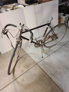 lot 4210 image: Takara 30 10 speed bicycle missing the seat