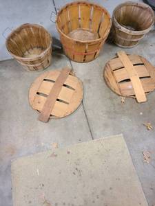 lot 4216 image: Fruit baskets 1 bushel and 2 lids, 2 peck baskets