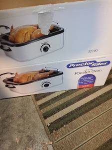 lot 4303 image: Proctor Silex 18 qt. roaster oven, looks unused