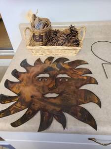 lot 4309 image: Metal wallfence decor 17, basket with flower seeds and pinecones