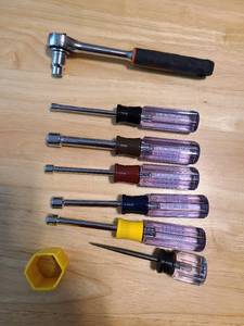 lot 4332 image: Black and Decker ratchet, Husky nut drivers