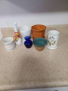 lot 4400 image: Flower pots and vases