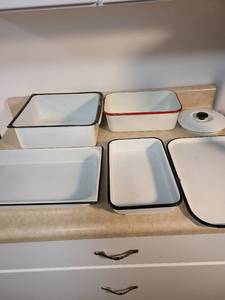 lot 4415 image: Vintage Enamelware