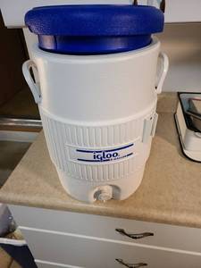 lot 4417 image: Igloo 5 gallon jug
