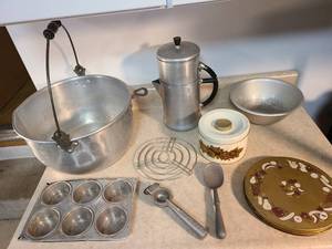 lot 4418 image: Vintage aluminum kitchen items and tins