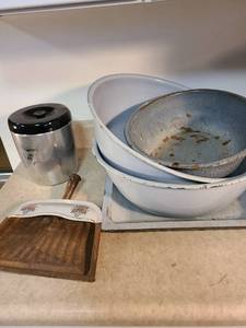 lot 4420 image: Large pieces vintage enamelware, 2 matching bowls are 18 wide, canister, dustpan