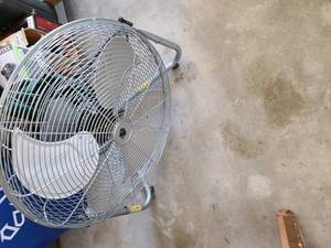 lot 4429 image: High power 22 metal floor fan