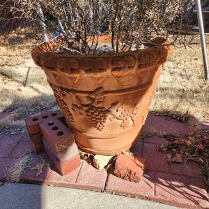 lot 5000 image: Decorative resin pot 19 x 22 dia.