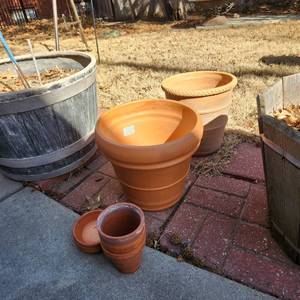 lot 5004 image: 2 clay pots (largest is 14 dia) with 3 small pots &saucers