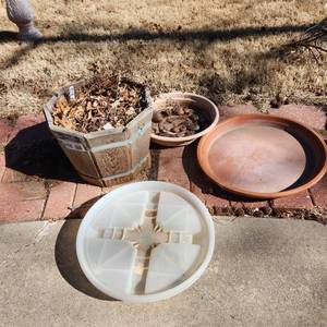 lot 5006 image: Cedar planter 11 x 15 dia and 3 large saucer (clay has crack)