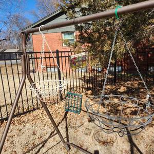 lot 5008 image: 2 metal hanging baskets, bird feeder with Suet