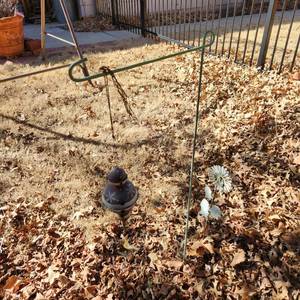 lot 5009 image: Garden flag holder 37 tall and yard art