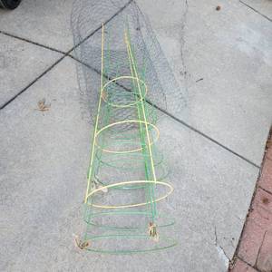 lot 5016 image: 4 Tomato cages and chicken wire