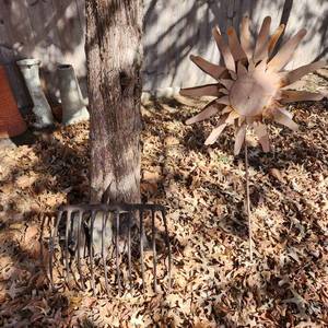 lot 5018 image: Antique metal rake and flower decor