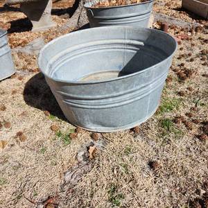 lot 5022 image: Metal tub 12 x 24