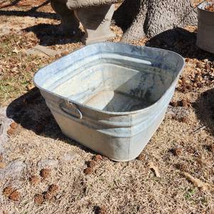lot 5023 image: Square metal tub 11.5 x 21 x 21