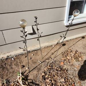 lot 5026 image: Glass and metal garden decor (one glass ball missing)