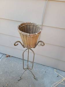 lot 5034 image: Iron plant stand 34 tall, with basket