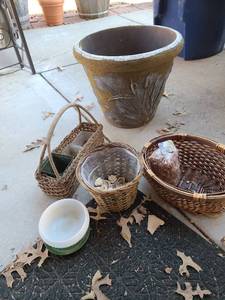 lot 5041 image: Resin pot 16 tall, baskets, shells, pkg of pebbles