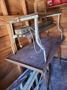 lot 5105 image: Plant grow-light with table 58x56x31